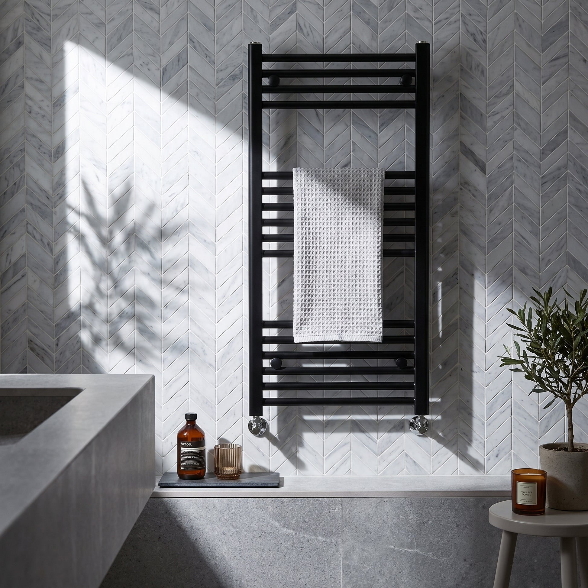 Fairford 600mm x 1200mm Straight Black Towel Rail